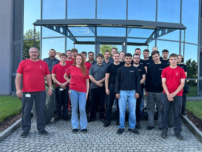 Gruppenfoto der Teilnehmer von Azubi meets Azubi 2025 vor dem Eingang der IMO Oberflächentechnik GmbH